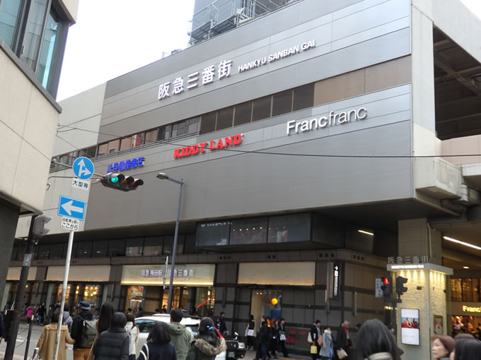 駅をでてNU茶屋町から梅田芸術劇場方面に歩きます